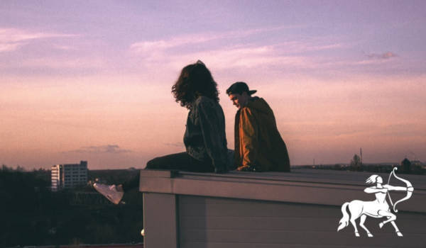 Paar sitzt auf einem Dach