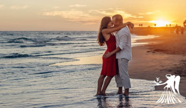 Paar küsst sich am Strand